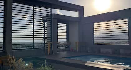Back to the Neighborhood - Luminous Studio in South Neighborhood with Pool