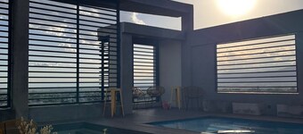 Back to the Neighborhood - Luminous Studio in South Neighborhood with Pool