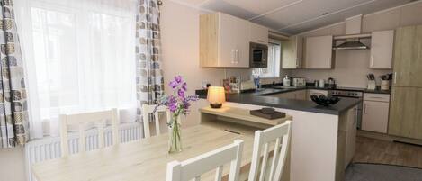 Lave-vaisselle, batterie de cuisine, vaisselle et ustensiles