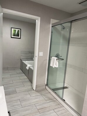 Bathroom - Grewal Hotel (Modesto)