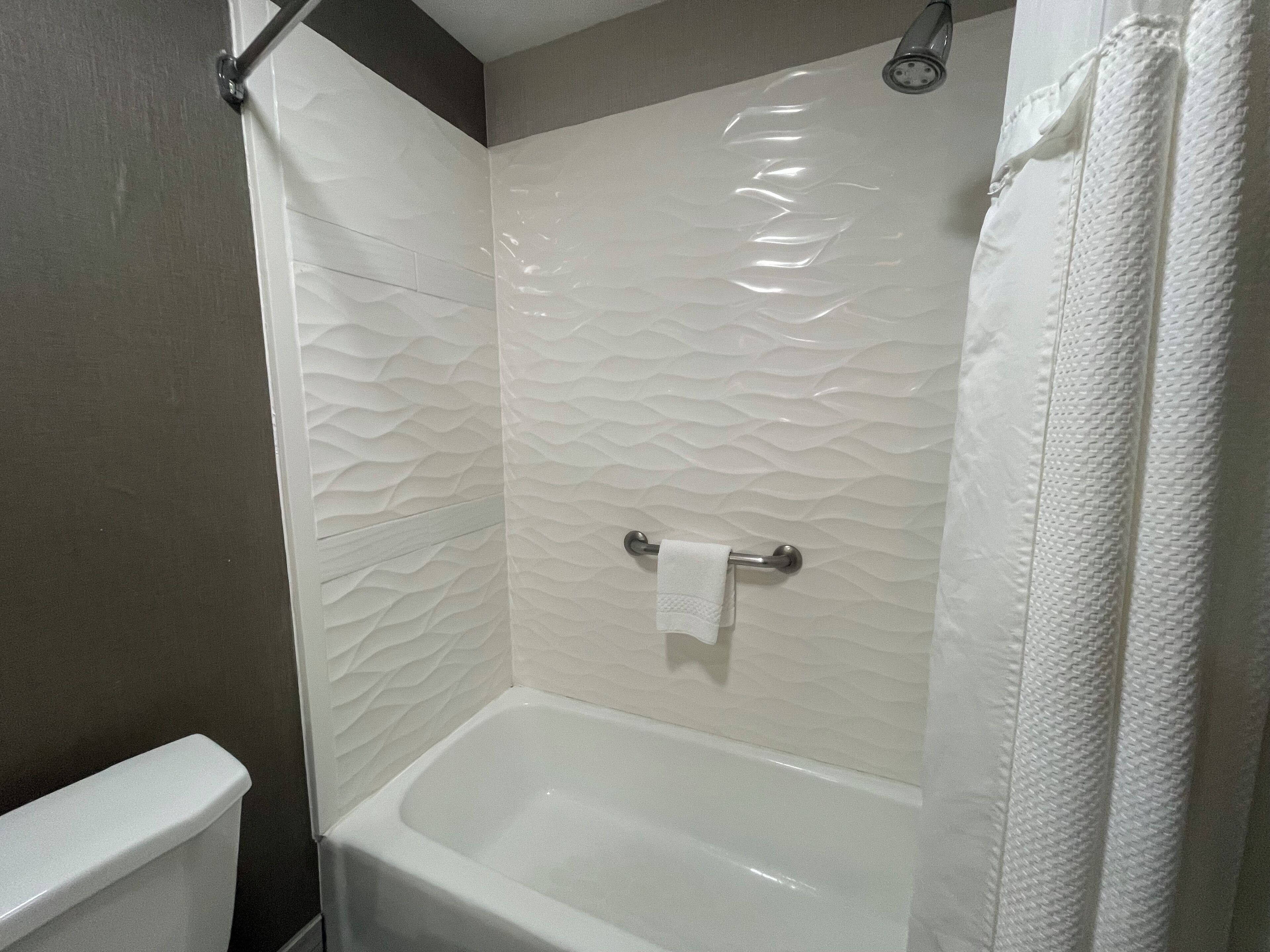 Chambre Double, 2 grands lits | Salle de bain | Baignoire et douche séparées, serviettes fournies, savon, shampoing