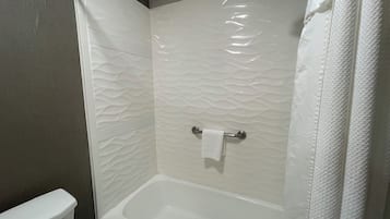 Chambre Double, 2 grands lits | Salle de bain | Baignoire et douche séparées, serviettes fournies, savon, shampoing