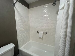 Chambre Double, 2 grands lits | Salle de bain | Baignoire et douche séparées, serviettes fournies, savon, shampoing