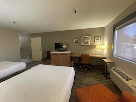 Quarto casal, 2 camas Queen | Escrivaninha, Wi-Fi de cortesia, roupa de cama