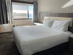 Desk, free WiFi - Grewal Hotel (Modesto)