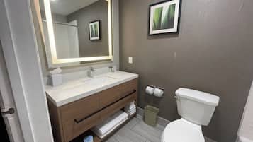 Baignoire et douche séparées, serviettes fournies, savon, shampoing