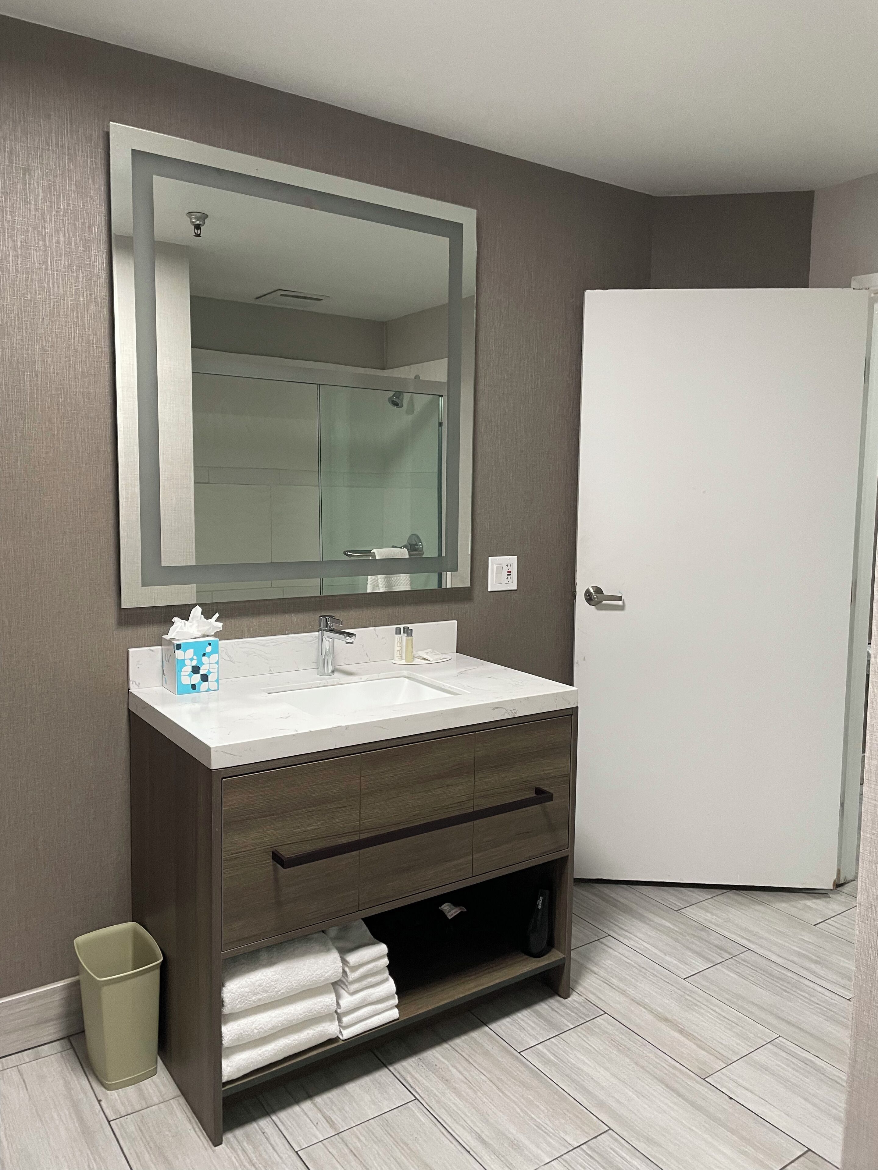 Double Room, 1 King Bed | Bathroom | Separate tub and shower, towels, soap, shampoo