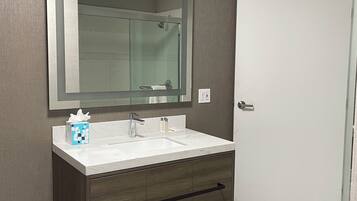 Double Room, 1 King Bed | Bathroom | Separate tub and shower, towels, soap, shampoo