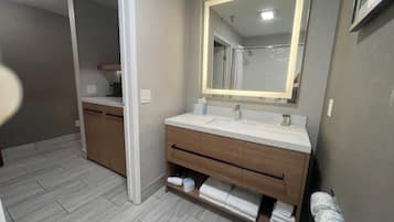 Tab mandi dan pancuran berasingan, tuala disediakan, sabun, syampu