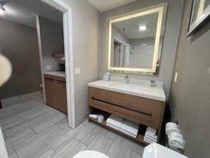 Separate bathtub and shower, towels, soap, shampoo - Grewal Hotel (Modesto)