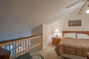 Stúdíósvíta - mörg rúm - svalir - fjallasýn (1 Br: Studio Loft : Ridgewood 59) | 1 svefnherbergi, sérhannaðar innréttingar, sérvalin húsgögn, rúmföt