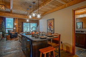 独立别墅, 多张床, 露台, 山景 (2 Br Plus Loft: Powder Monkey 2) | 2 多间卧室、特色装修、特色家居、床单
