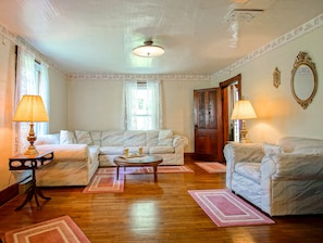 Living area - 3 Br The Shay Inn Located15 Minutes to Snowshoe Mountain (Cass)