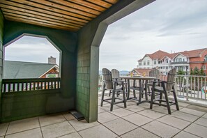 Outdoor dining - Highland House #102-104: 2br: 2 Bath (Snowshoe)