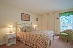 Condo, Multiple Beds, Fireplace, Mountain View (2 Br: Leatherbark 202 A) | 2 bedrooms, individually decorated, individually furnished, bed sheets - Leatherbark - 202a 2 BR Condo Spacious Living Room (Snowshoe)