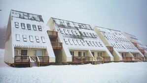 A row of motel buildings with the name 'ELECBOURNE' on the facade. - Leatherbark - 202a 2 BR Condo Spacious Living Room (Snowshoe)