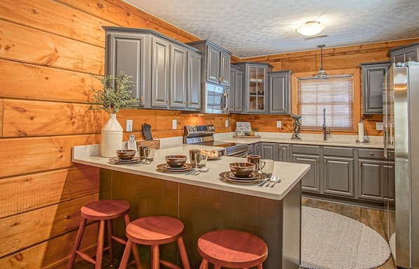 House, Multiple Beds, Hot Tub, Mountain View (5 Br: Loggers Run 6) | Private kitchen