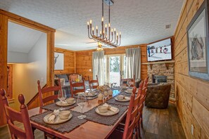 House, Multiple Beds, Hot Tub, Mountain View (5 Br: Loggers Run 6) | 5 bedrooms, individually decorated, individually furnished, bed sheets