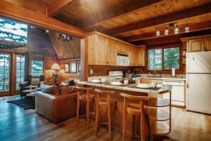 Nhà, nhiều giường, bồn tắm nước nóng, quang cảnh núi (6 Br: North Westridge Rd. 111) | Bếp riêng