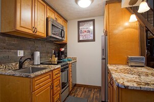 Apartamento, varias camas, balcón, vistas a la montaña (1 Br Studio Loft: Mountain Crest 35) | Cocina privada