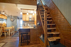 Íbúð - mörg rúm - svalir - fjallasýn (1 Br Studio Loft: Mountain Crest 35) | Að innan