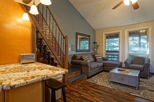 Íbúð - mörg rúm - svalir - fjallasýn (1 Br Studio Loft: Mountain Crest 35) | Að innan