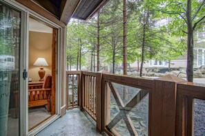 Condo, 1 cama Queen e sofá-cama, banheira de imersão, vista para a montanha (1 Br: Rimfire 160) | Terraço/pátio