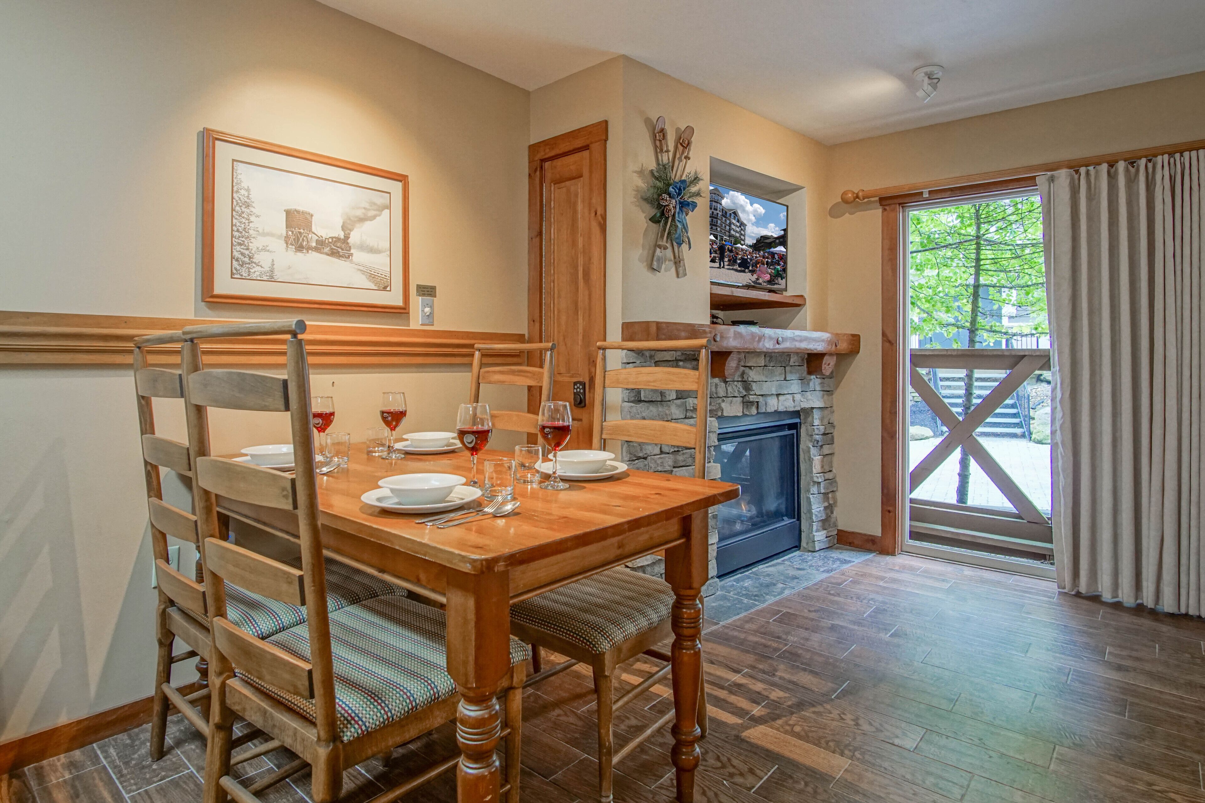 公寓客房, 1 張加大雙人床及 1 張梳化床, 熱水浴缸, 山景 (1 Br Studio: Rimfire 162) | 用餐區