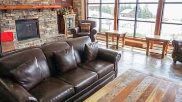 Condo, 1 Queen Bed with Sofa bed, Hot Tub, Mountain View (1 Br Studio: Rimfire 162) | Living area