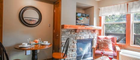 Condo, 1 Queen Bed with Sofa bed, Pool Access, Mountain View (1 Br Junior Studio: Rimfire 258)