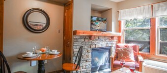 Rimfire 258 Studio - Access to Slope Cozy One Bed and Sofa Sleeper
