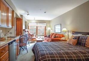 Kondominium, 1 Tempat Tidur Queen dengan tempat tidur Sofa (1 Br Junior Studio: Rimfire 258) | 1 kamar tidur dan didekorasi berbeda-beda