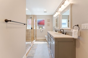 Shower, hair dryer, towels, soap - Heated Pool + Sleeps 14 + Waterfront + Perfect for Groups + Close to Airport (Sarasota)