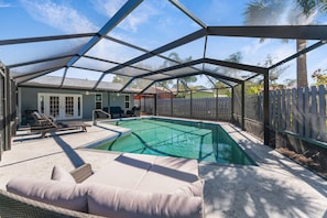 Outdoor pool - Heated Pool + Sleeps 14 + Waterfront + Perfect for Groups + Close to Airport (Sarasota)