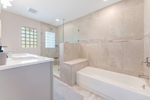 Douche, sèche-cheveux, serviettes fournies, savon