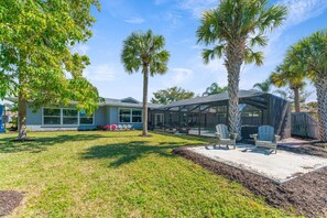 Terrace/patio - Heated Pool + Sleeps 14 + Waterfront + Perfect for Groups + Close to Airport (Sarasota)