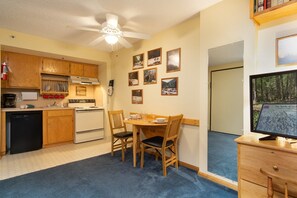 Classic stúdió lakosztály, több ágy, hozzáférés a medencéhez (1 Br Studio: Silver Creek 1104) | 1 hálószoba, egyedi dekoráció, egyedi berendezés és ágynemű