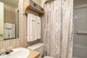 Classic Studio Suite, Multiple Beds, Pool Access, Mountain View (1 Br Studio: Silver Creek 1104) | Bathroom | Towels