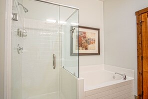 Condo, nhiều giường, bồn tắm nước nóng, quang cảnh núi (2 Br: Soaring Eagle 403) | Phòng tắm | Khăn tắm 
