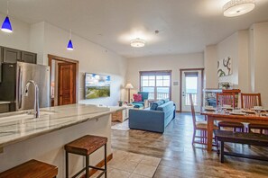 Appart'hôtel, plusieurs lits, bain à remous, vue montagne (2 Br: Soaring Eagle 403) | Coin séjour