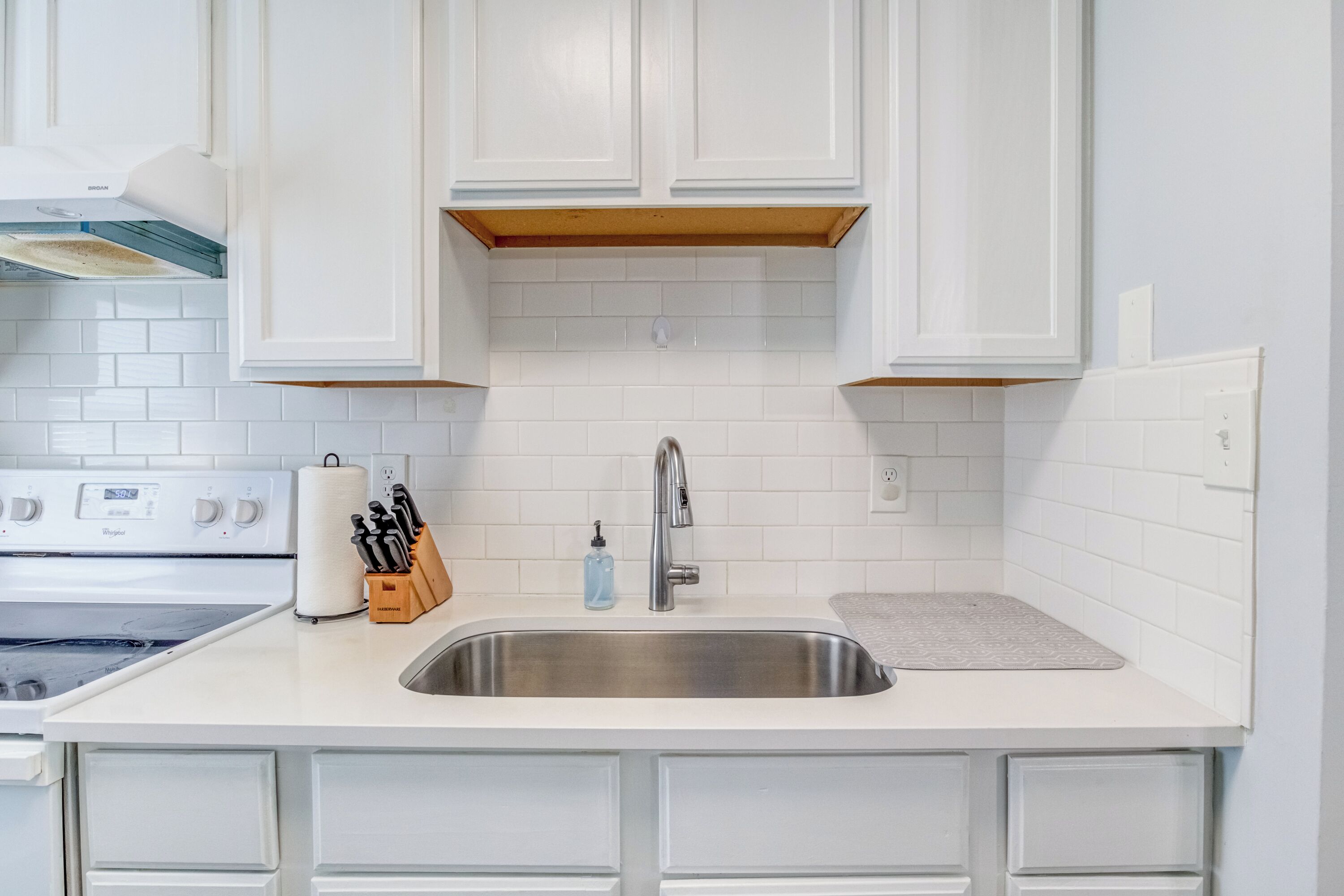 Fridge, coffee/tea maker, cookware/dishes/utensils, dining tables