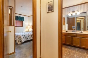 Interior - Summit 304c, Snow White Summit 3 Br Walk to Slopes & Village (Snowshoe)