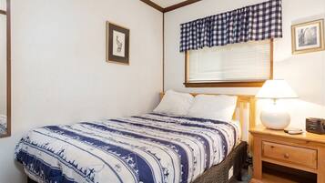 Condo, Multiple Beds, Fireplace, Mountain View (3 Br: Summit 304 C) | 3 bedrooms, individually decorated, individually furnished, bed sheets