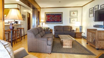 Condo, Multiple Beds, Fireplace, Mountain View (3 Br: Summit 304 C) | Living area