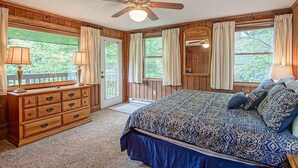 Ein Schlafzimmer mit Bett, Schminktisch und Deckenventilator.