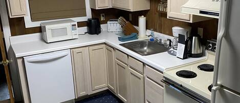 Apartamento, varias camas, patio, vistas a la montaña (2Br: TreeTop 39) | Cocina privada