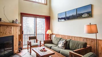 LÀgenhet - flera sÀngar - tillgÄng till pool - utsikt mot bergen (1 Br Plus Loft: Whistlepunk 40) | Vardagsrum