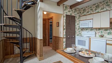 Condo, Multiple Beds, Pool Access, Mountain View (1 Br Plus Loft: Whistlepunk 40) | Private kitchen