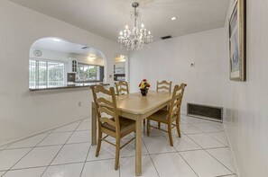 Dining - 2 Bedroom Gem Close to Beach (Miramar)