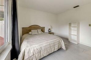 Escritorio, tabla de planchar con plancha, wifi y ropa de cama 